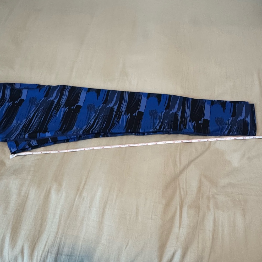 Alphalete Women's Blue and Black Camo Leggings - Size L - Picture 4 of 5